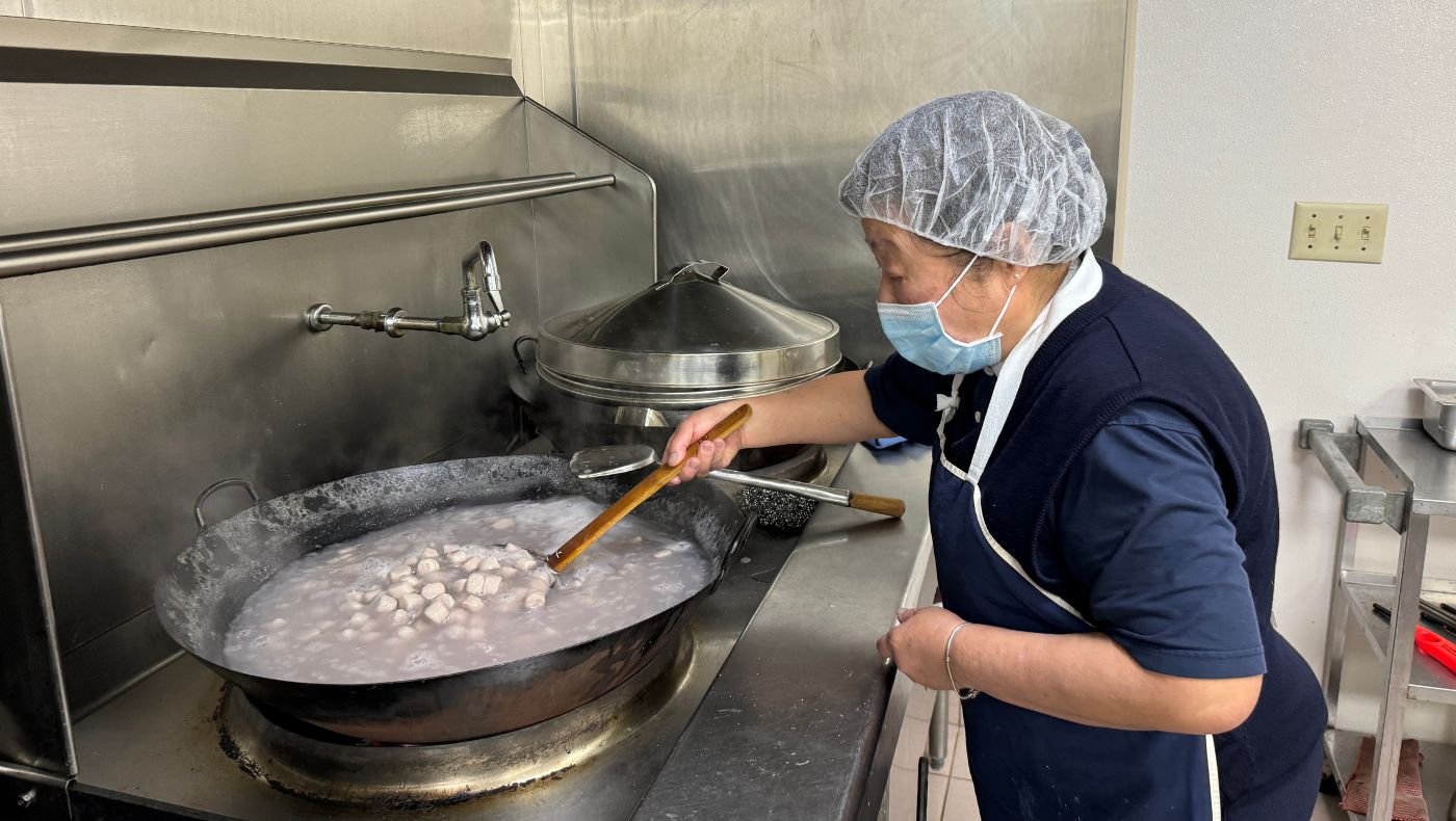 Three days ago, the volunteer started preparing sweet potato balls and taro balls for red bean soup.