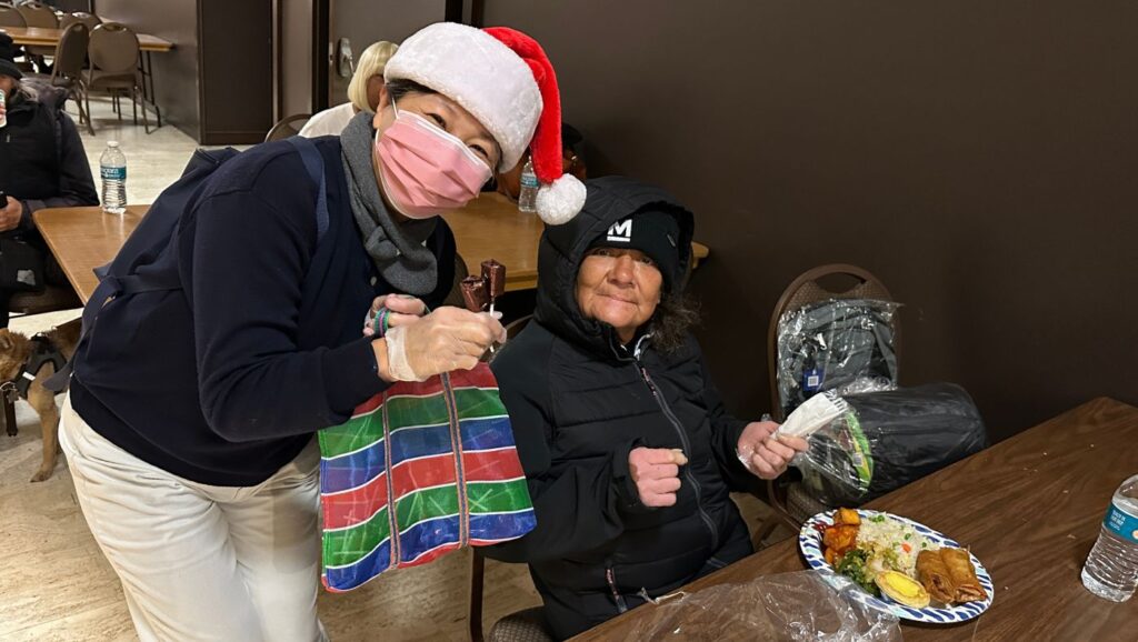 The volunteer team in San Francisco, Northern California, has cared for street residents for many years. They provide winter distribution and hot food to the street residents every year, bringing warmth to the street residents in the cold winter.