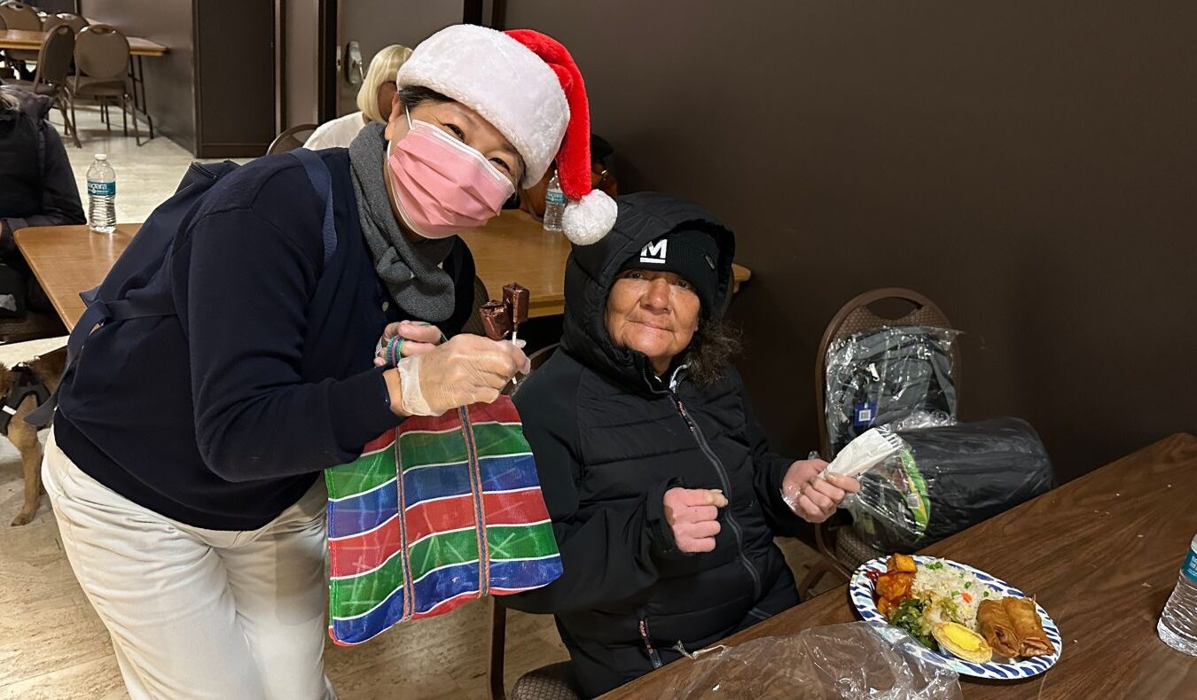 The volunteer team in San Francisco, Northern California, has cared for street residents for many years. They provide winter distribution and hot food to the street residents every year, bringing warmth to the street residents in the cold winter.