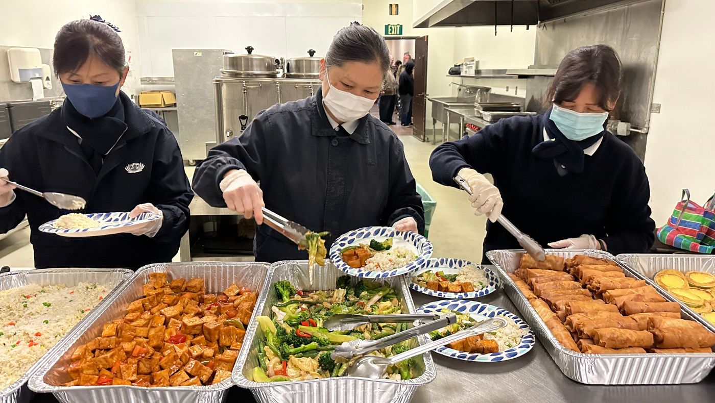 After accepting the temporary task, the San Francisco volunteer team quickly mobilized volunteer manpower to provide delicious hot vegetable meals to all winter shelters.