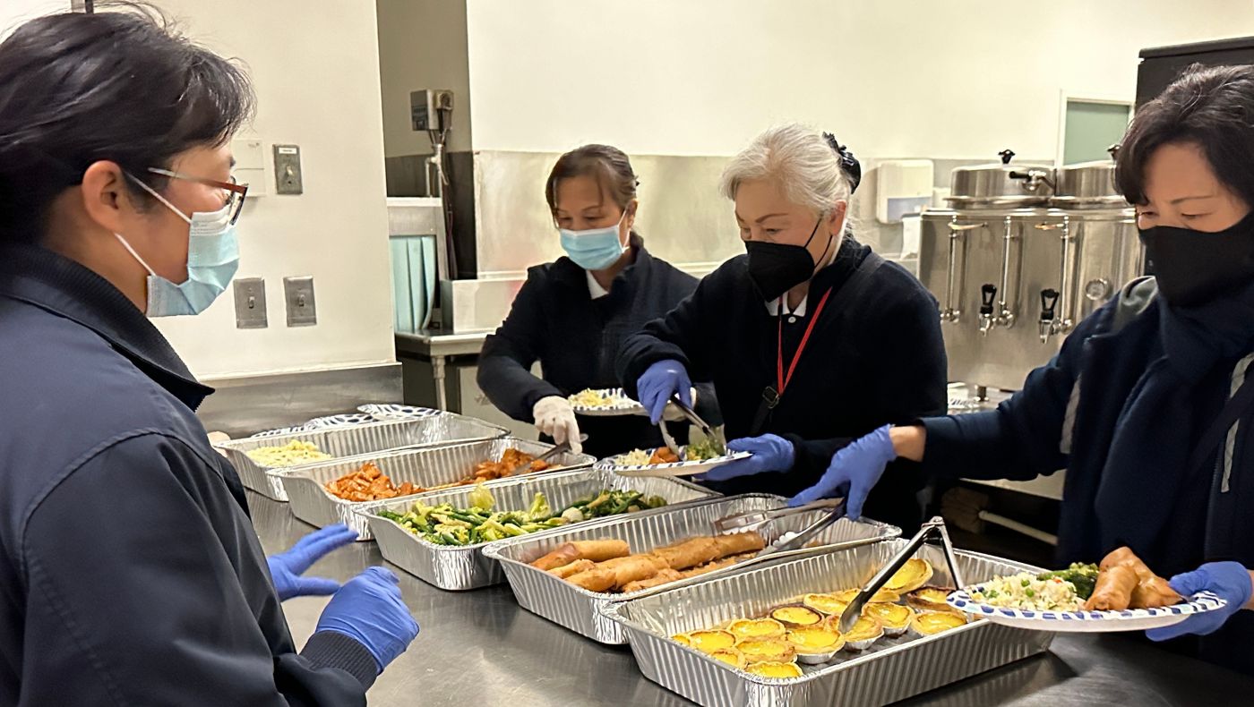 After accepting the temporary task, the San Francisco volunteer team quickly mobilized volunteer manpower to provide delicious hot vegetable meals to all winter shelters.