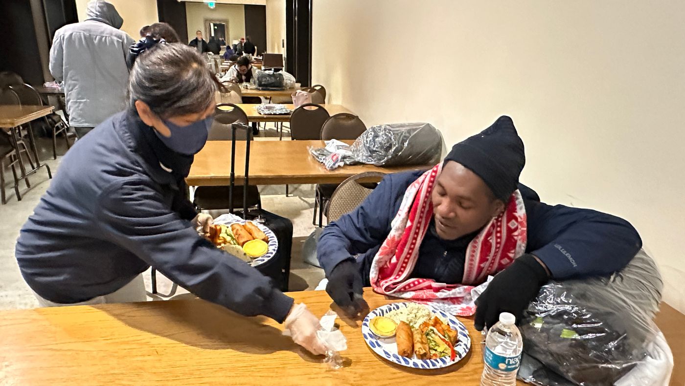 冬季收容所的街友們都非常喜歡美味蔬食中式餐點，對慈濟志工的用心感動又開心。