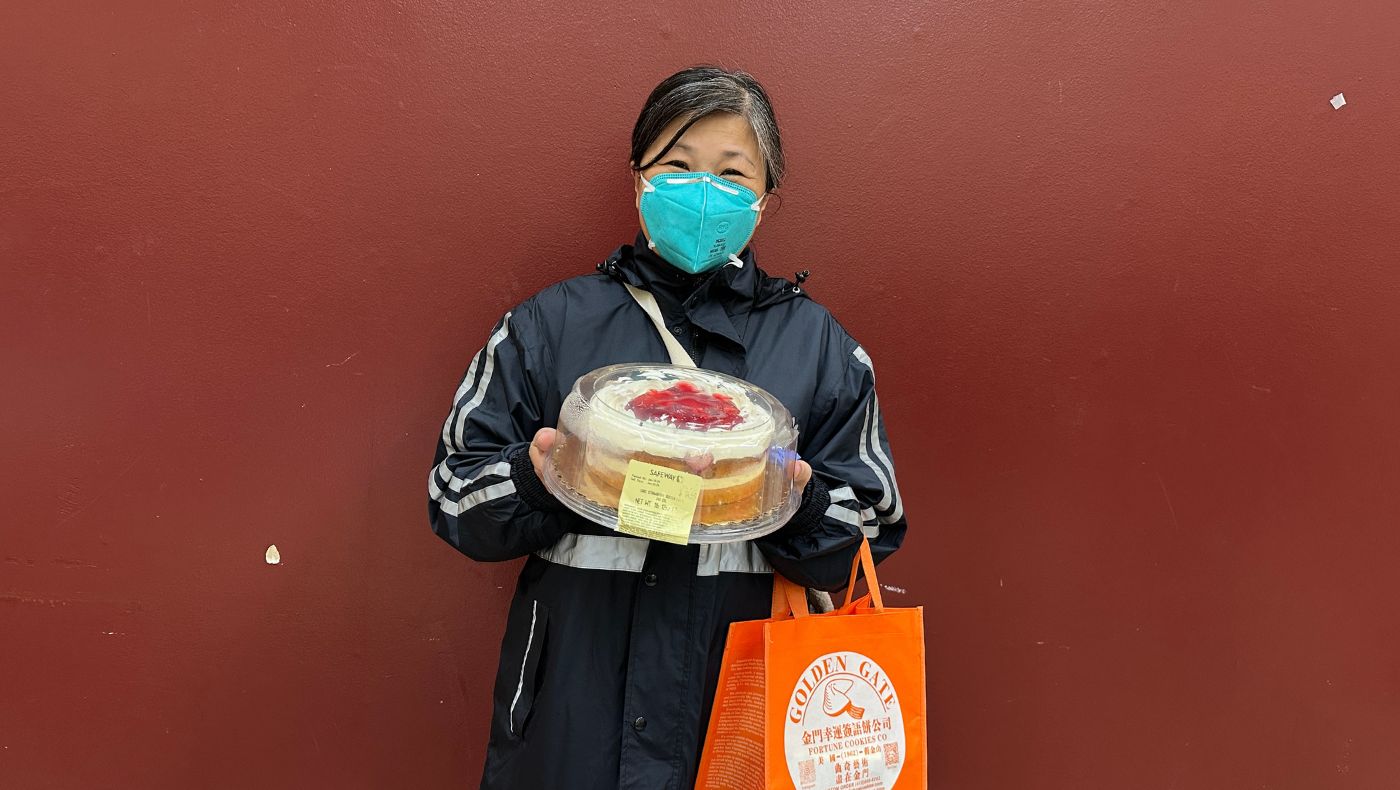 Tzu Chi volunteers went to the shelter for two consecutive days as scheduled, bringing birthday cakes and gifts, hoping to bring warm blessings to the young street residents in a foreign land on their 30th birthday.