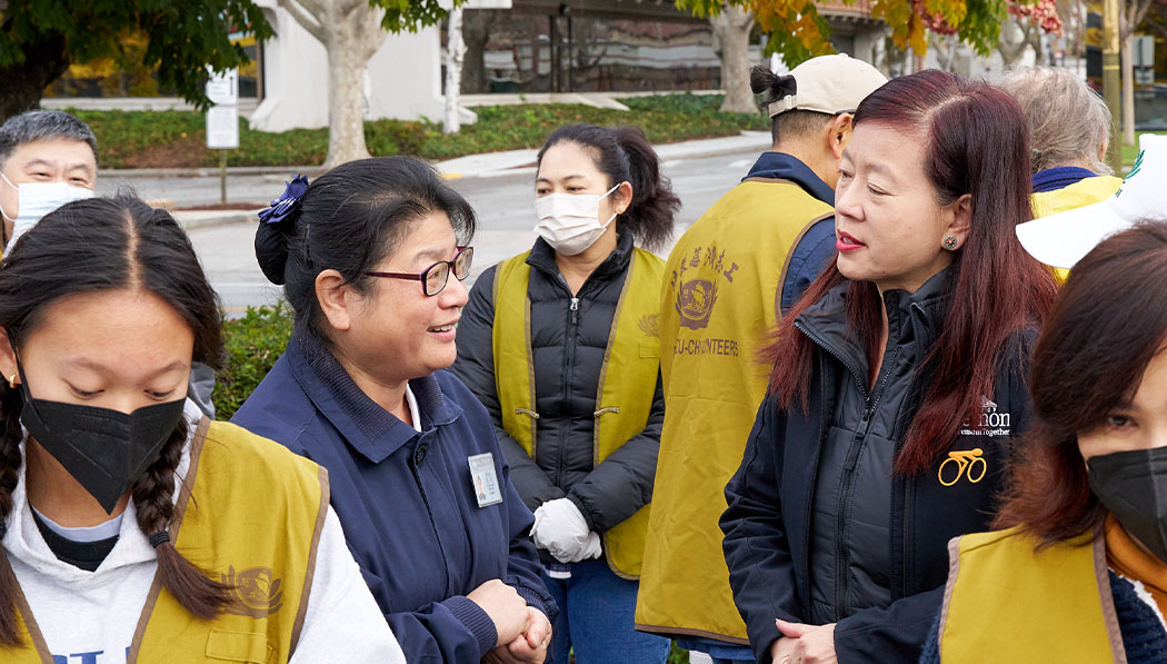 Lily Mei interacting with Tzu Chi volunteer Eileen Chen