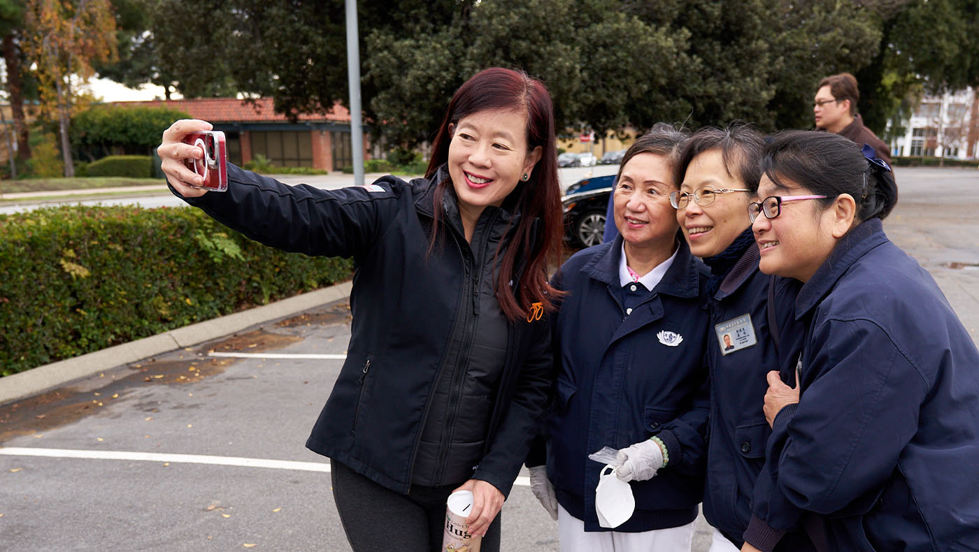 2023年12月31日，形象親民的佛利蒙市首位女華裔市長高敍加，到熱食發放現場與慈濟志工互動，感謝慈濟志工對社區多年的愛心付出。攝影／林維豪