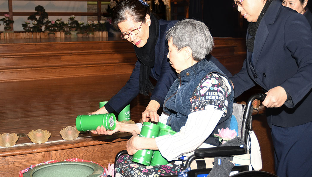 Volunteer assisting people on wheel chair to donate
