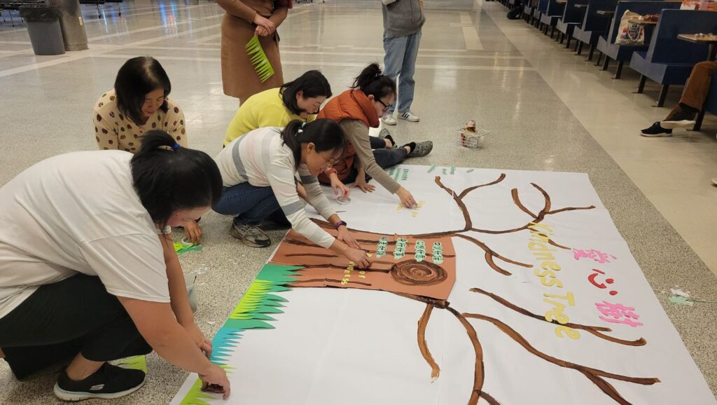 Teachers and parents work together sincerely to create a love tree.