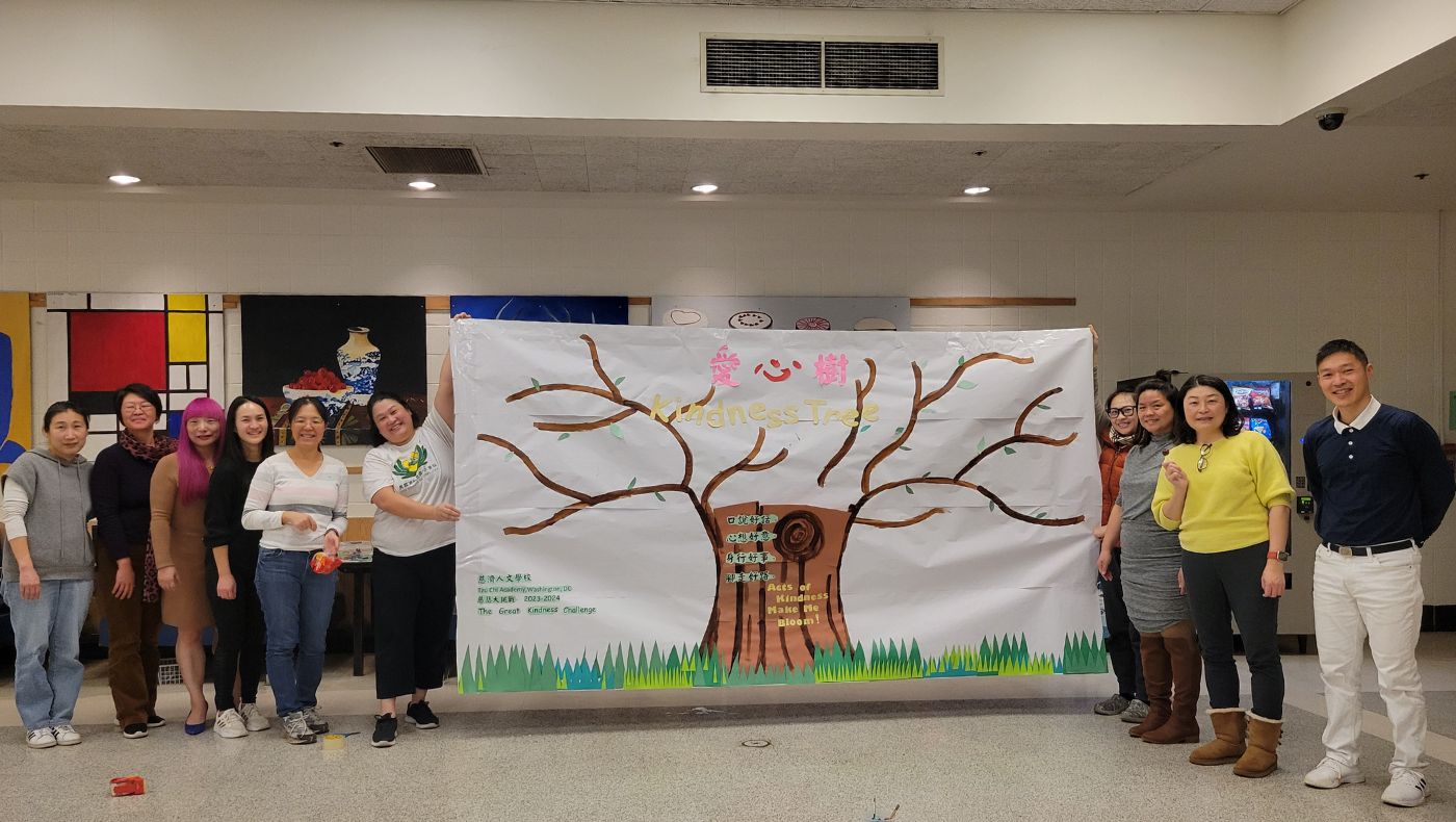 We're done! Parents and teachers who participated in making the love tree took a group photo.