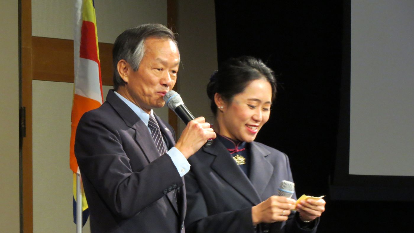 Hosts Tzu Chi volunteers He Jieqiu and Kang Weili announced the significance of the blessing and wisdom red envelopes to the guests.