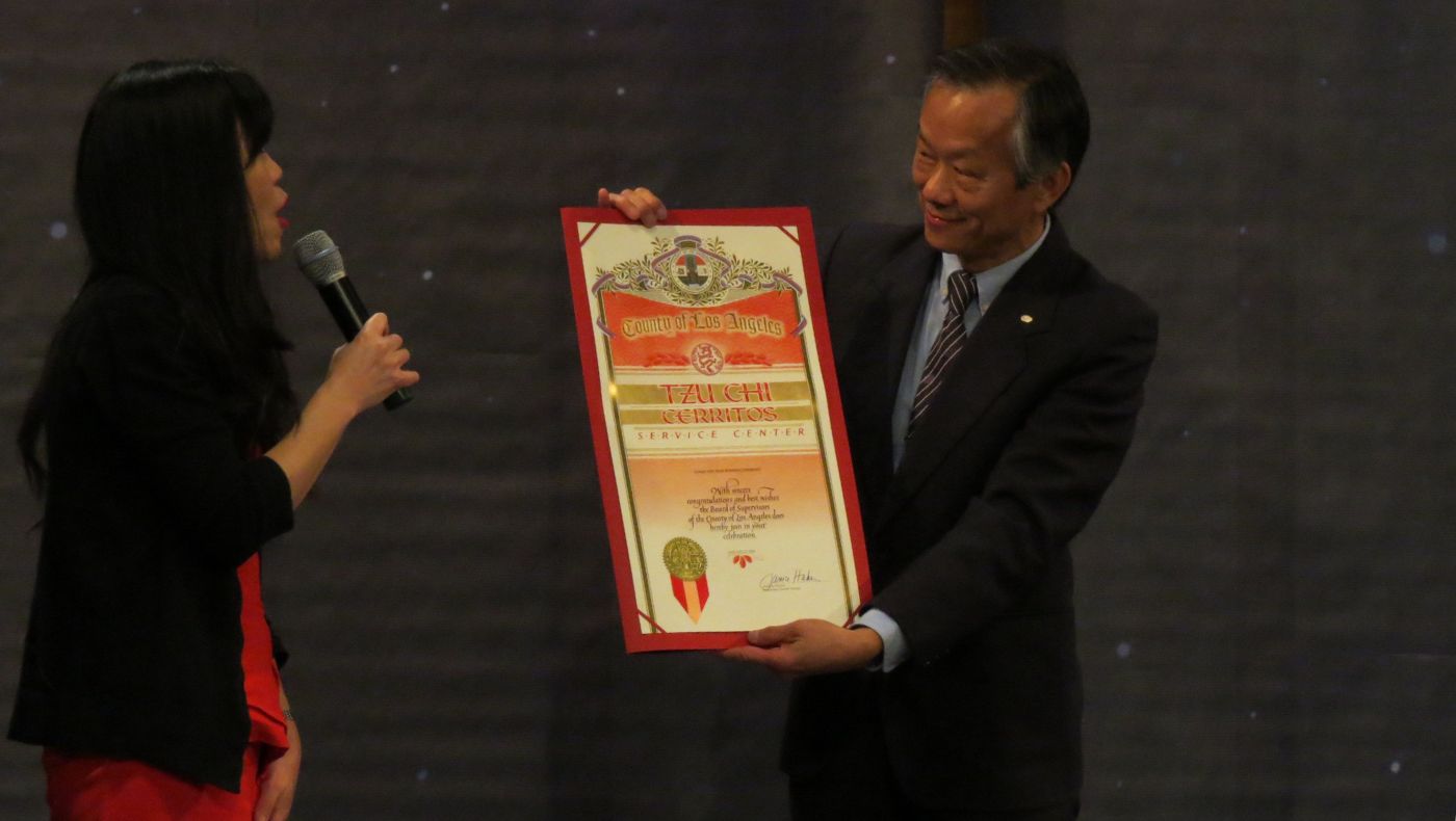 Los Angeles County District 4 Sheriff Jenny Han sent representative Lauren Hengmizzo to present Tzu Chi with a certificate of commendation and appreciation at the gratitude meeting.
