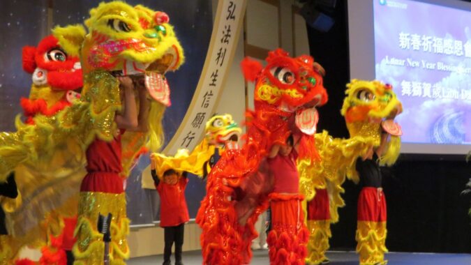 On January 27, 2024, Tzu Chi volunteers held a New Year's blessing and thanksgiving party with a strong "New Year flavor" at the Cerritos Performing Arts Center in Southern California. Lion dance by students from Cerritos Chinese School heated up the atmosphere.