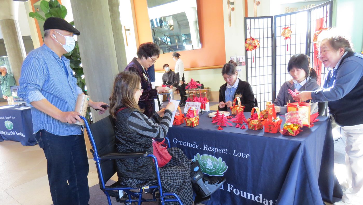 On January 27, 2024, Tzu Chi congregation members visited the handicraft stall of Tzu Chi volunteer Ye Min Shen.
