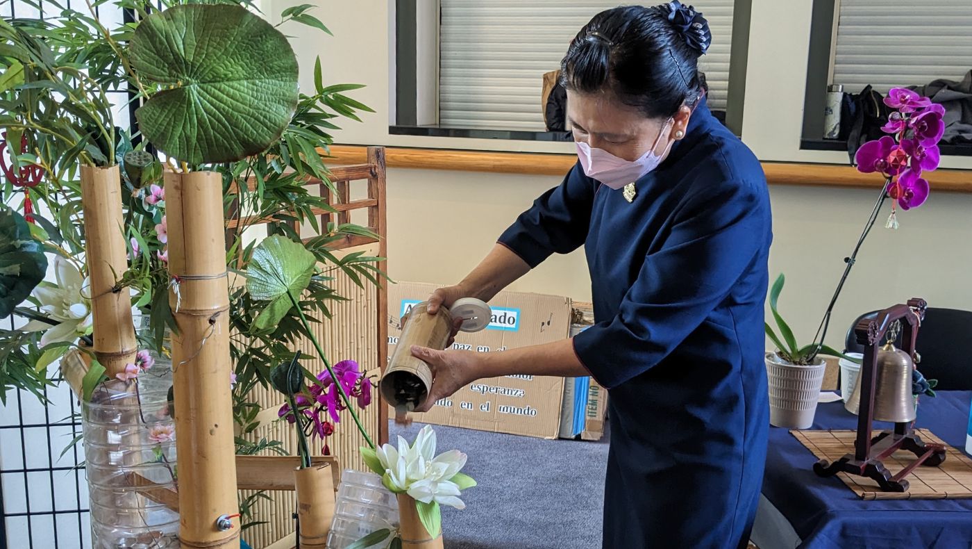 Tzu Chi volunteer Zhou Huiya brought the bamboo tube back to her parents’ home.