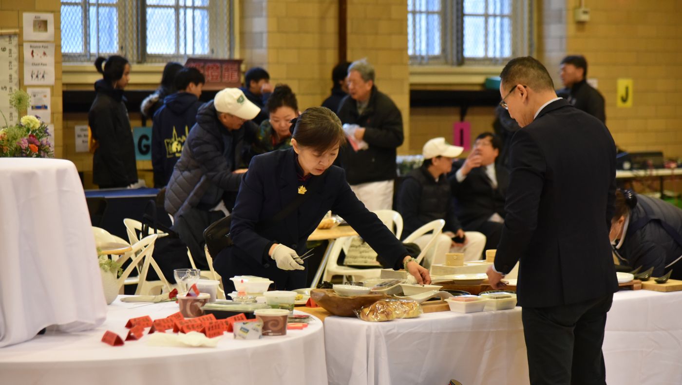 Volunteers set up a vegetarian charity stall and prepared a variety of vegetarian dishes for everyone to enjoy.