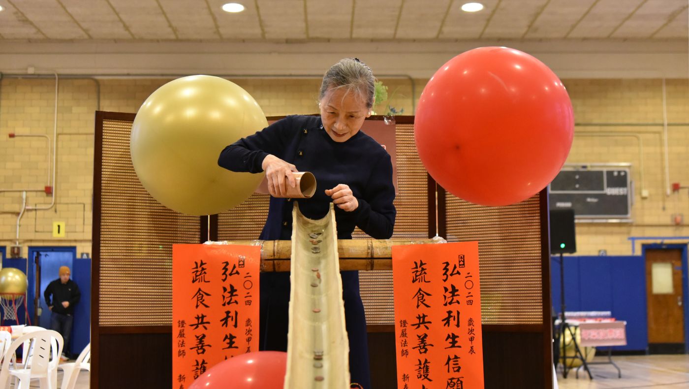 Congregants who participated in the year-end blessing took the bamboo tubes they had saved for a year back to Tzu Chi and accumulated the donations into a tower, allowing Tzu Chi’s great love to continue.