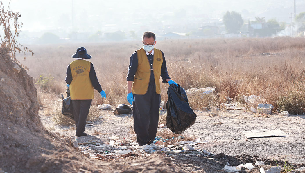 Voluntarios de Tzu Chi buscan materiales reciclables. Foto/Shuli Lo