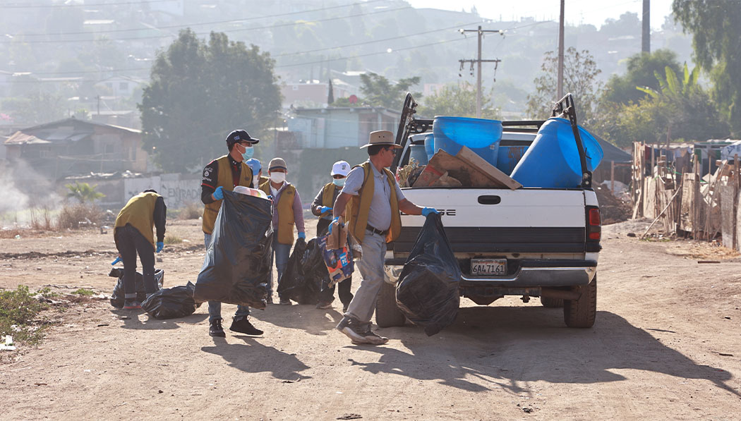 Voluntarios de Tzu Chi suben los objetos recolectados en un vehículo. Foto/Shuli Lo