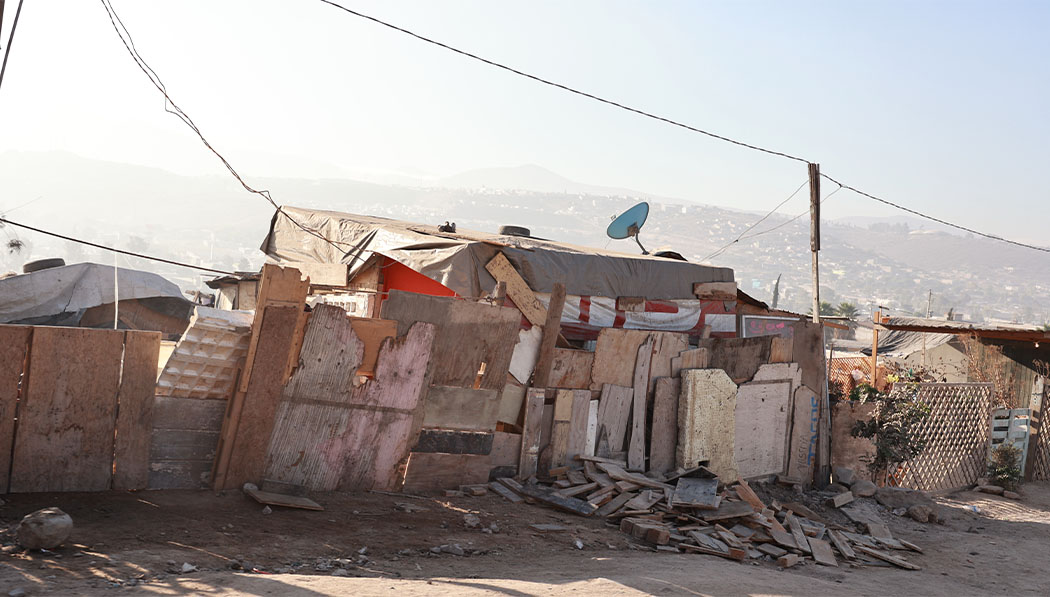 Los residentes locales viven en refugios improvisados hechos de tablas de madera viejas y láminas de plástico. Foto/Shuli Lo