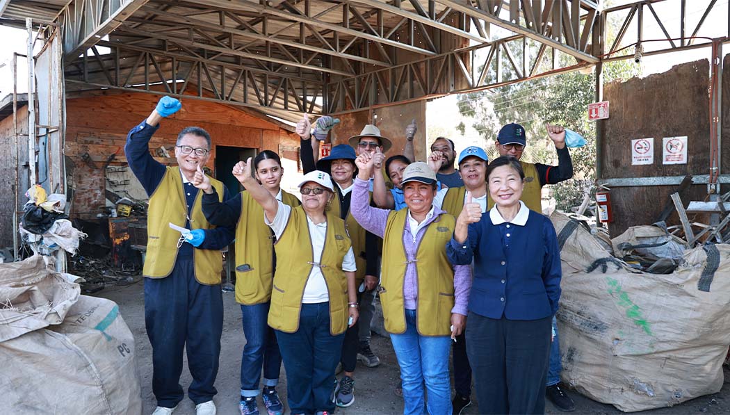 Voluntarios de Tzu Chi se toman alegremente una foto grupal, gritando el lema “Protegemos la Tierra”. Foto/Shuli Lo
