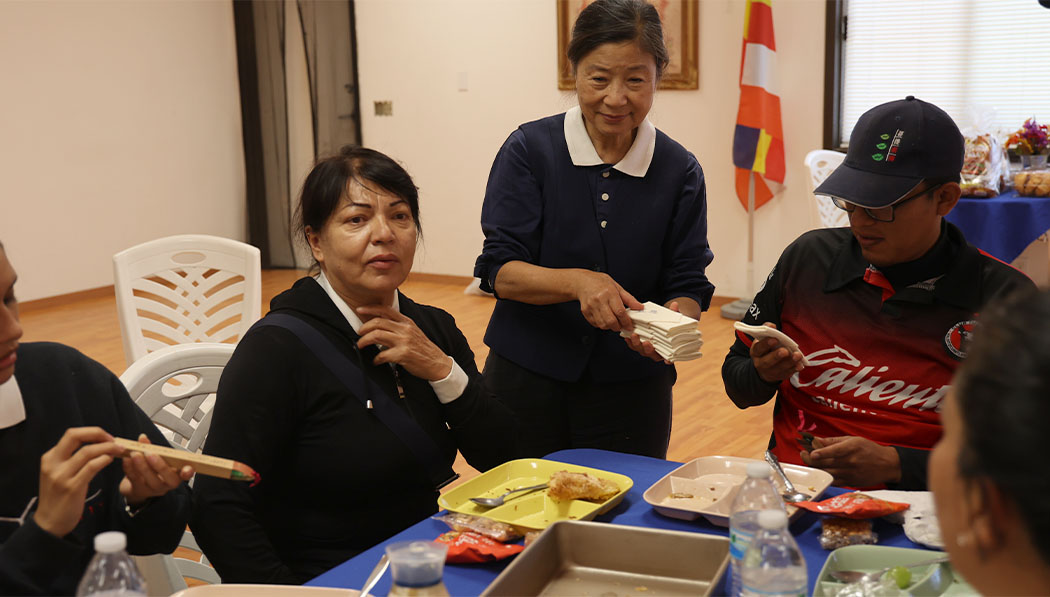La voluntaria de Tzu Chi, Cixi Cai (segunda desde la derecha), regala pañuelos de agradecimiento a todos. Foto/Shuli Lo
