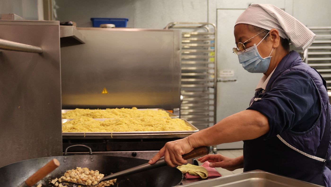 La voluntaria Limei Lin cocinó comidas calientes para la distribución de la cena. Foto/Kitty Lu