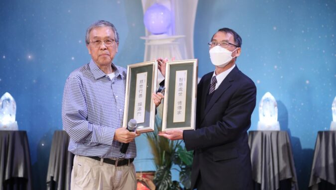 Tzu Chi honorary director Yu Daoqing (left) received the Tzu Chi Jing Si aphorism "Compassion and good deeds fill the family with blessings, wisdom and virtue are passed down to the family", which will become their family's family motto and be passed down from generation to generation. On the right of the picture is Luo Jiyao, CEO of the Texas Chapter.