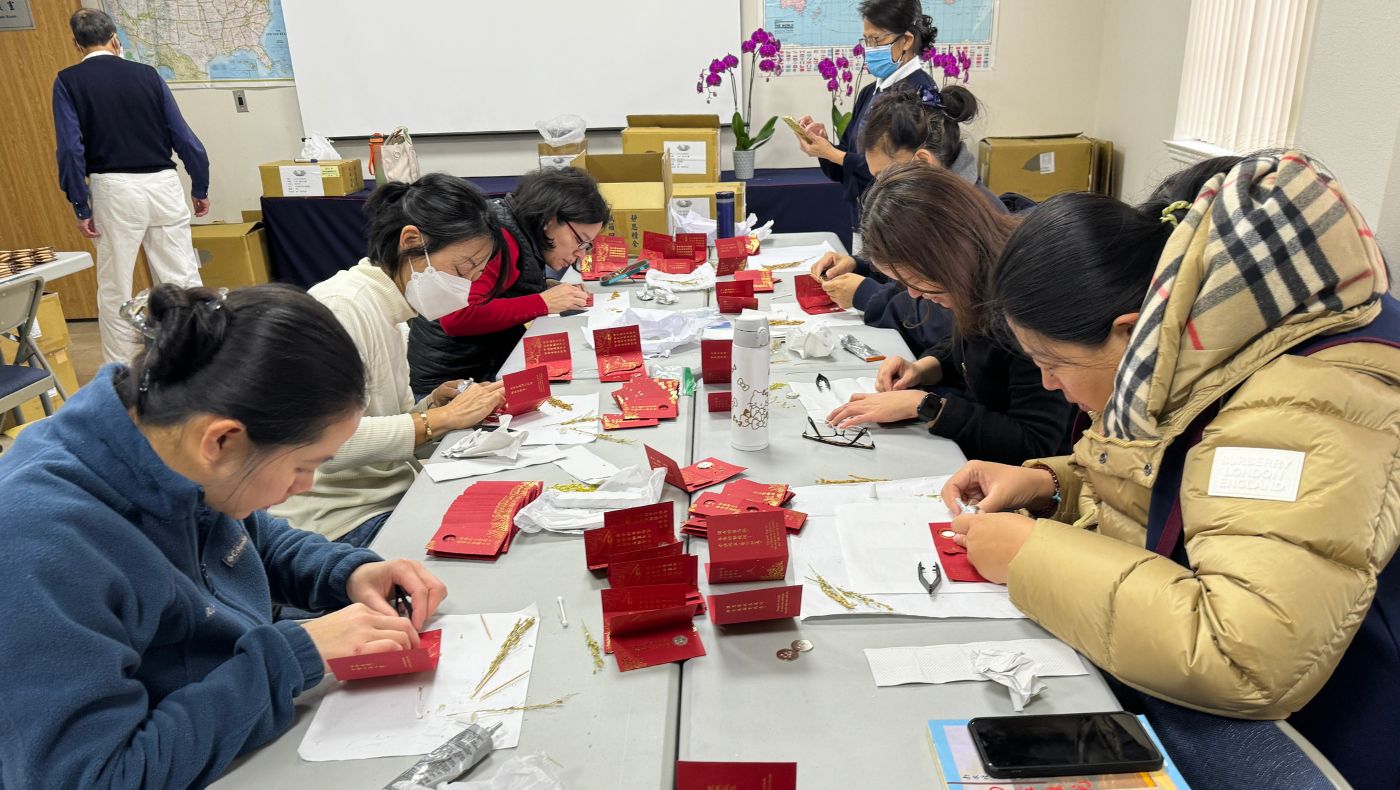 Volunteers worked together to make "Fuhui Red Packets" of joy and destiny, which will be given to every member of the congregation and guests who participate in the year-end blessing activities.