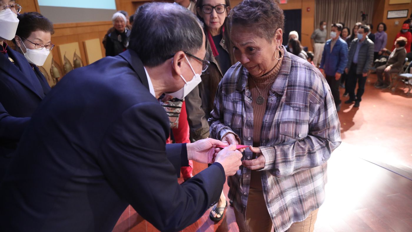 Luo Jiyao, CEO of the Texas branch, distributed "Fuhui Red Packets" to every member of the congregation and volunteers who came to participate in the event.