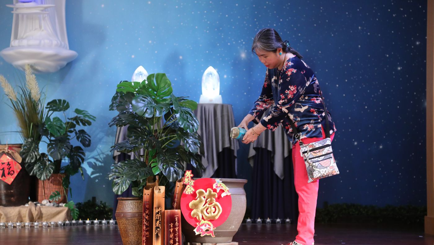Tzu Chi members bring bamboo tubes and put the donated money they usually save into the blessing urn to support Tzu Chi’s charity relief around the world.