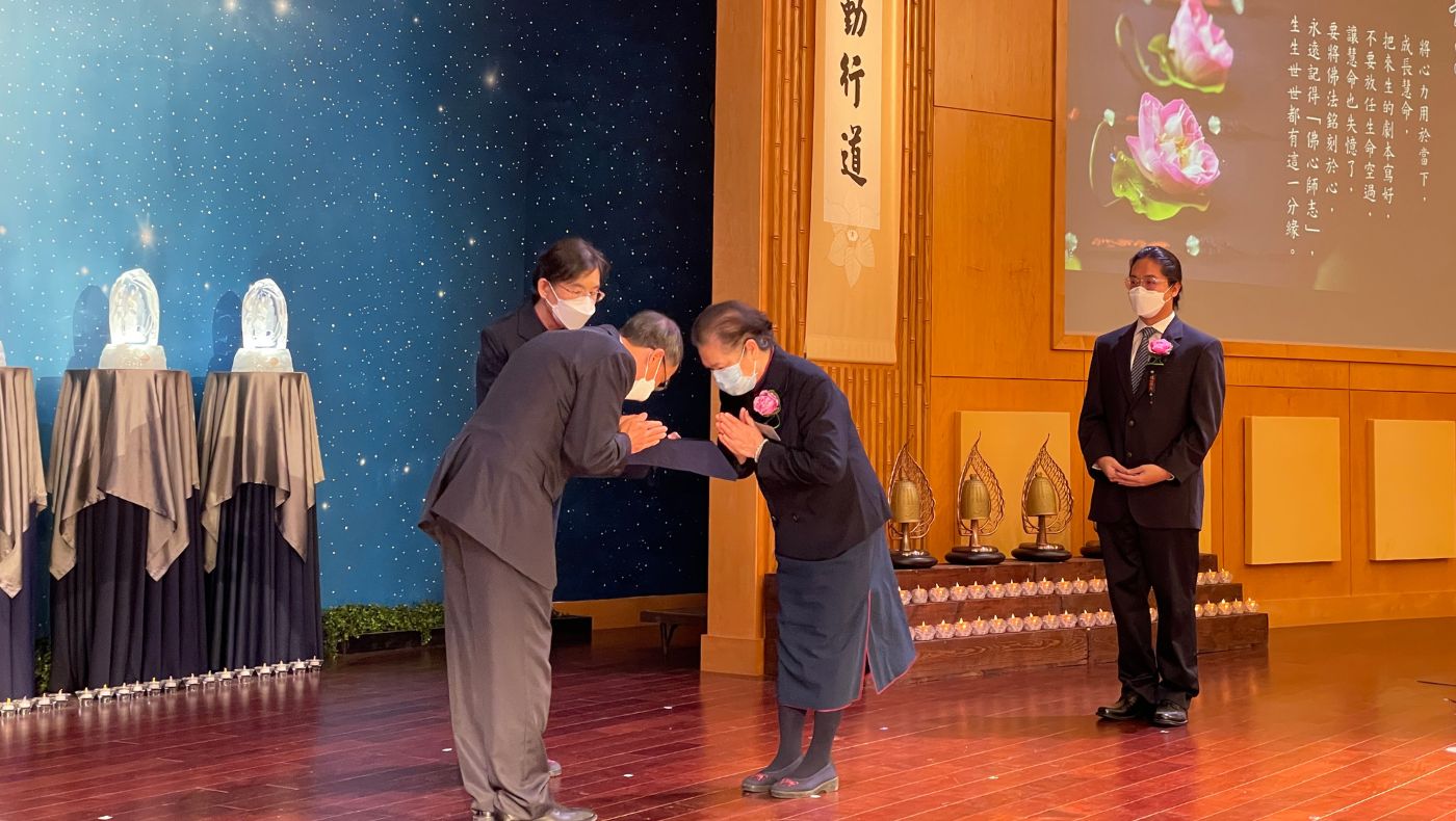 Always remember the "Buddha-Hearted Teacher's Ambition", and you will have this fate in all your lives. During the meeting, the new Tzu Chi committee member and Tzu Chi were conferred.