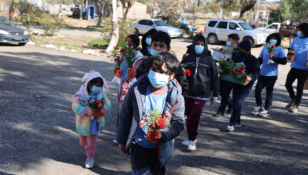 Children held flowers in their hands and lined up to go to the nursing home