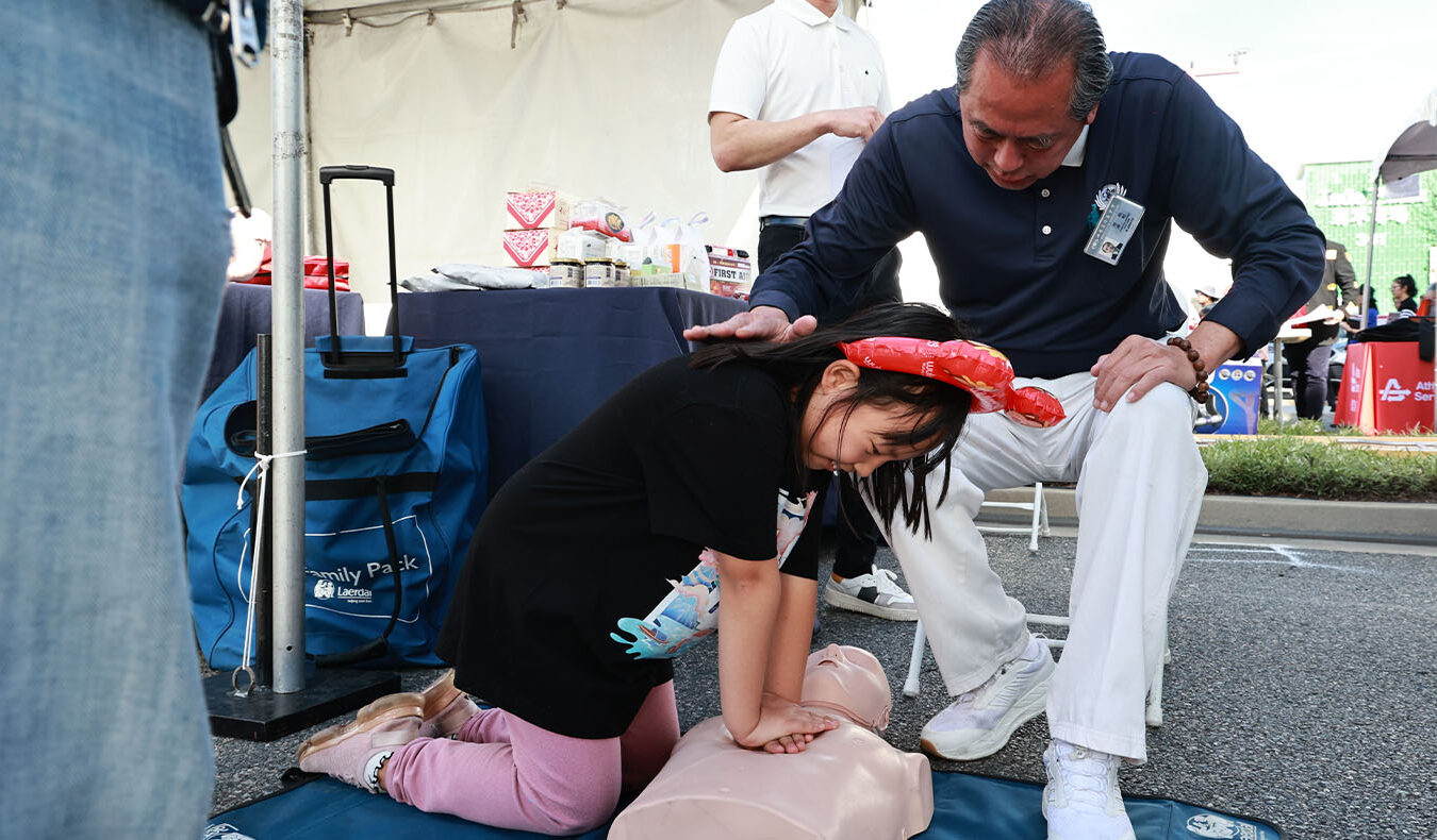 Tzu Chi volunteers teach children how to use chest compressions to save lives