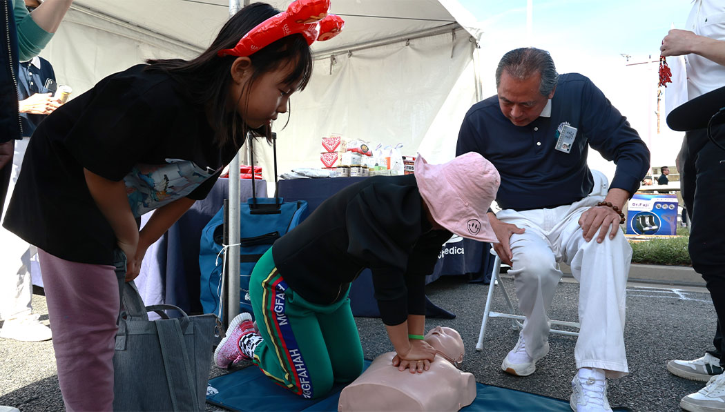 Parents take their children to learn CPR together