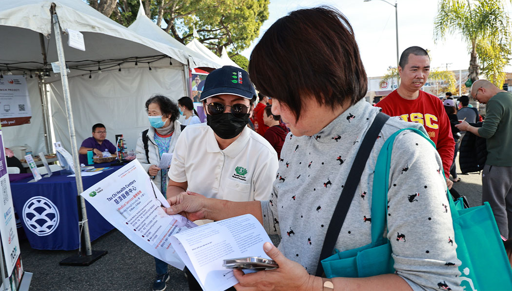 Tzu Chi volunteers introduce the services of Tzu Chi Medical Center to the visitors