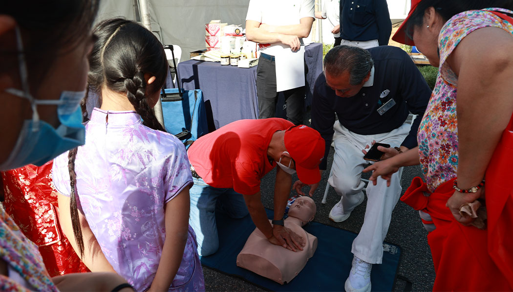 Parents take their children to learn CPR together