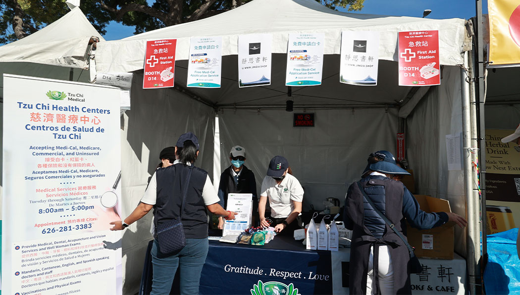 Tzu Chi volunteers set up a stall to introduce the services of Tzu Chi Medical Center