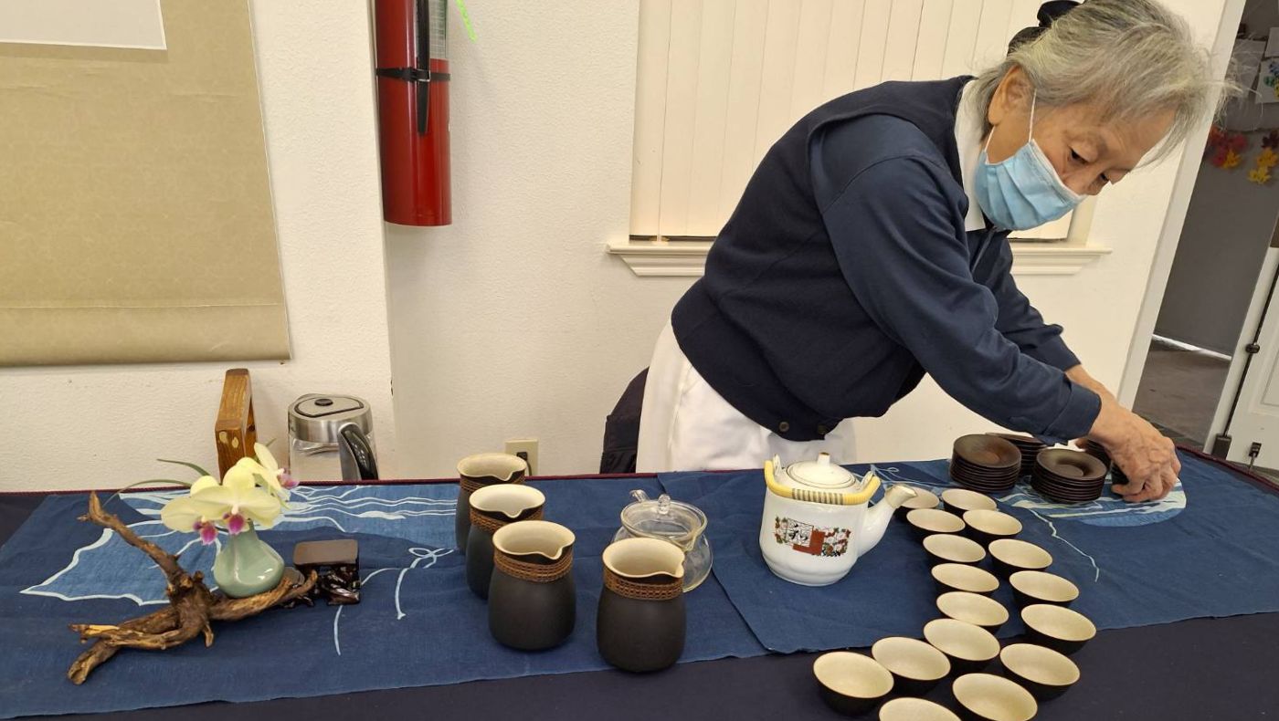 Volunteers who are good at tea ceremony made tea for everyone religiously.