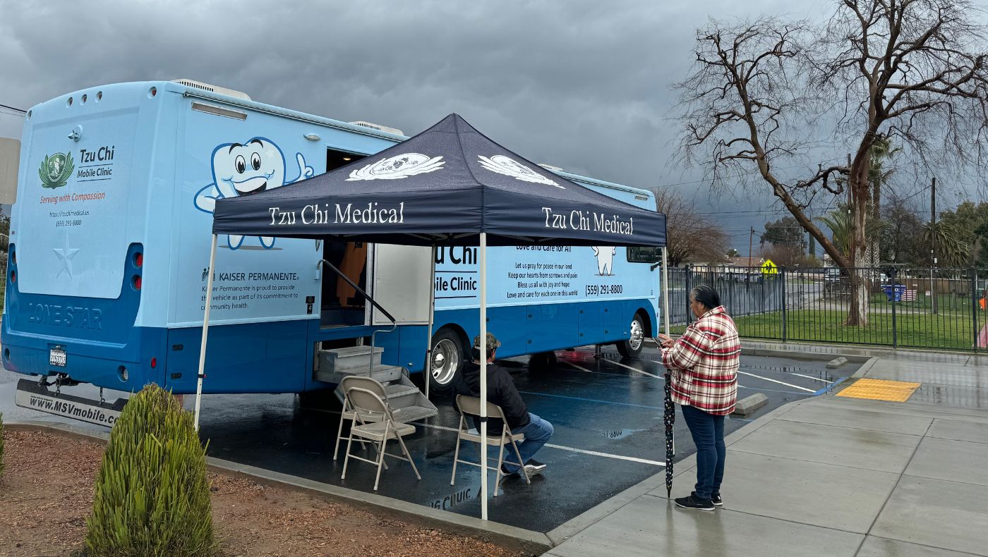 Tzu Chi’s Great Love Medical Tour Vehicle and the Fresno Mobile Medical Volunteer Team go to remote areas to provide free dental clinic services.
