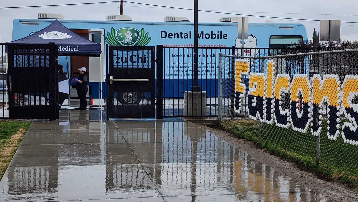 Tzu Chi’s Great Love Medical Tour Vehicle and the Fresno Mobile Medical Volunteer Team go to remote areas to provide free dental clinic services.
