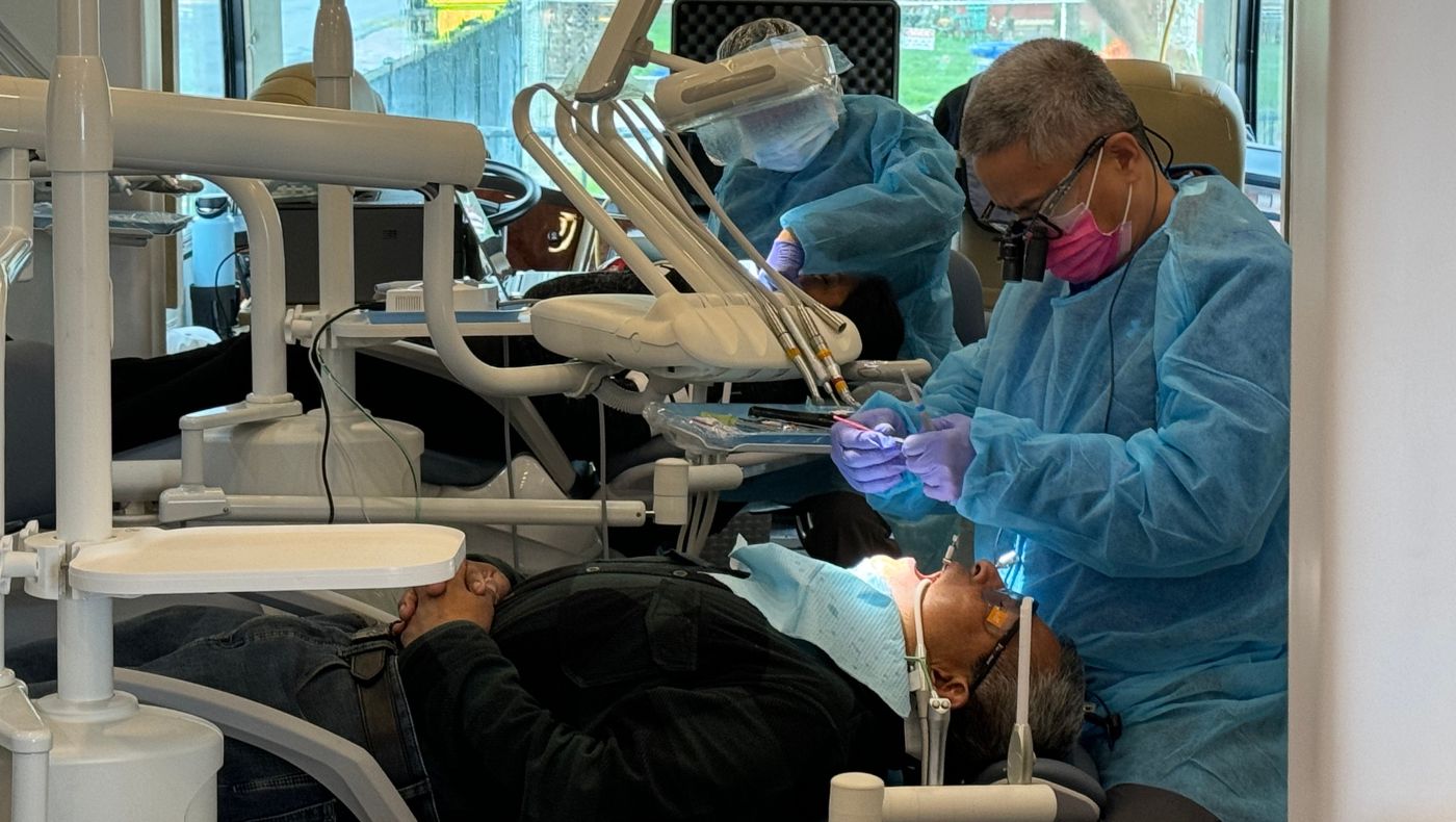 Dentists from the Fresno Medical Team used their vacations to go to the countryside for free clinics, gently and carefully solving dental problems for low-income families in rural areas.