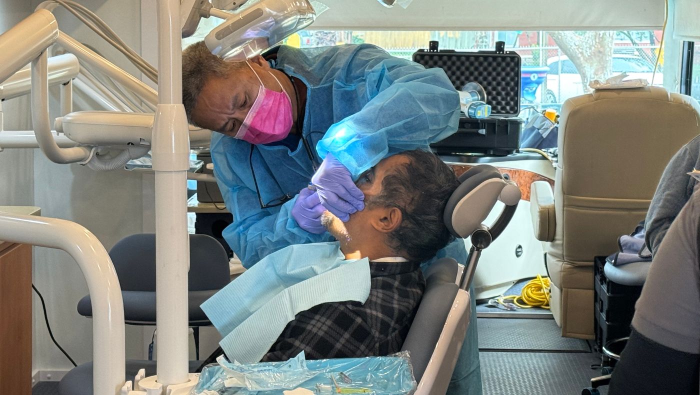 Dentists from the Fresno Medical Team used their vacations to go to the countryside for free clinics, gently and carefully solving dental problems for low-income families in rural areas.