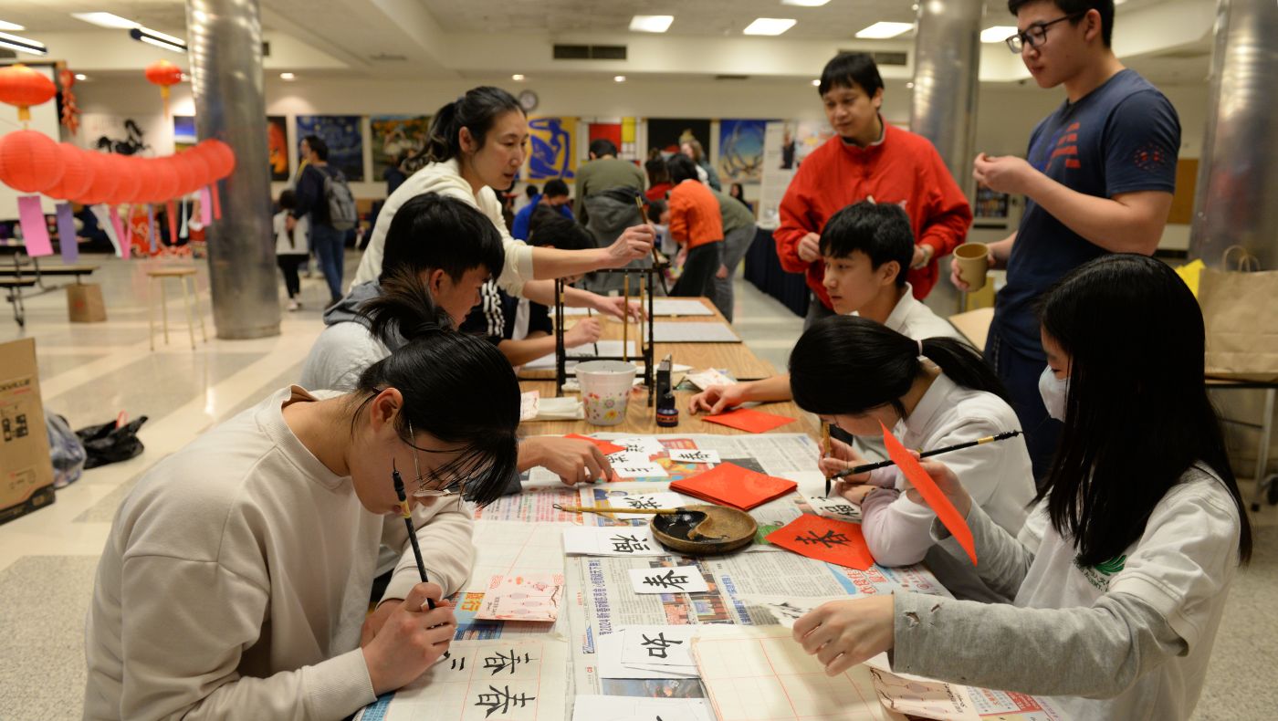 Students from the humanities school used calligraphy to write "spring" and draw "福".