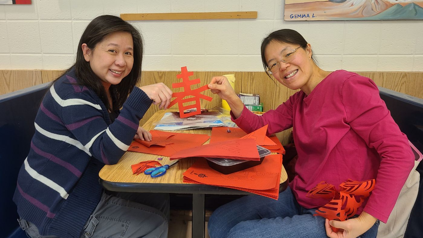 Parents of students cut out the word "spring" with skillful hands.