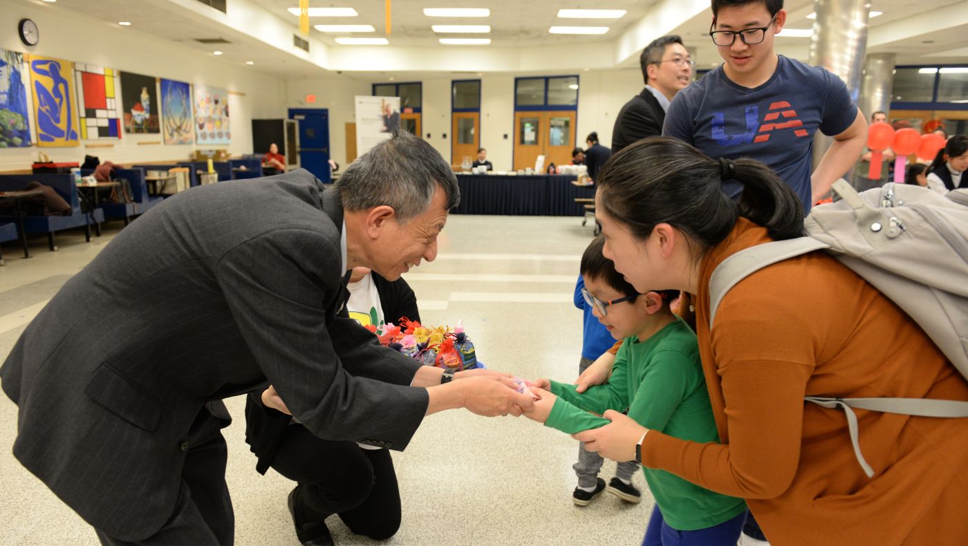 Ji Zhenghang, CEO of Tzu Chi DC Chapter, presented blessing bags to the children.