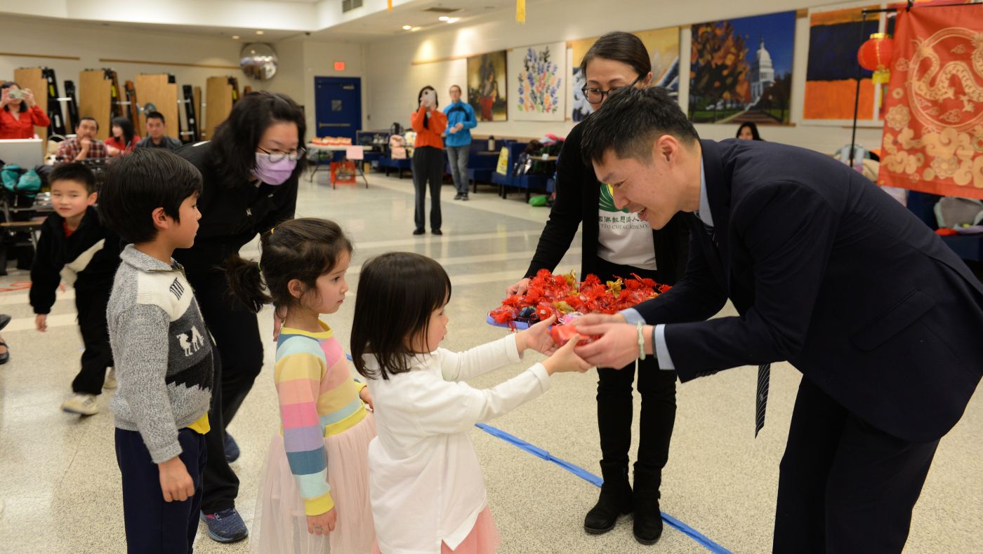 Liu Biwei, principal of Tzu Chi DC Humanities School, presented lucky bags to the children.