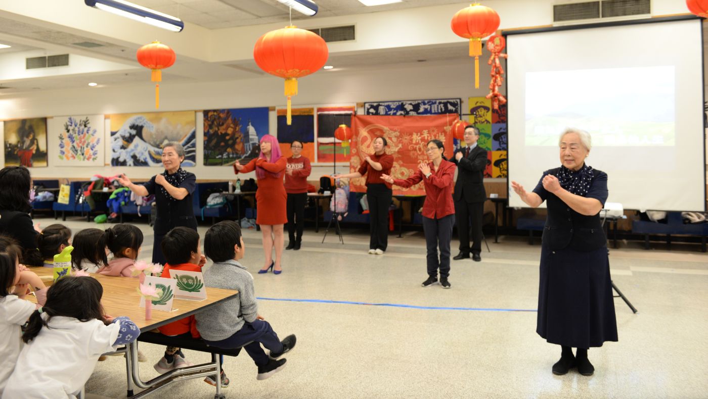 Tzu Chi volunteers led teachers and students of the humanities school to perform "One Family" in sign language.