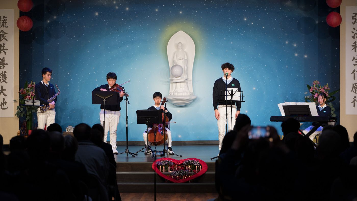 The high school troupe students performed music, the youth troupe performed "Earth and Wind Fist", and the volunteer team performed "The Place Where Sunshine Loves", bringing lively and rich content to the year-end blessings.