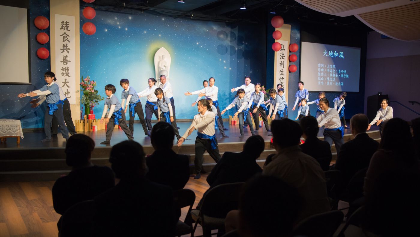 The high school troupe students performed music, the youth troupe performed "Earth and Wind Fist", and the volunteer team performed "The Place Where Sunshine Loves", bringing lively and rich content to the year-end blessings.