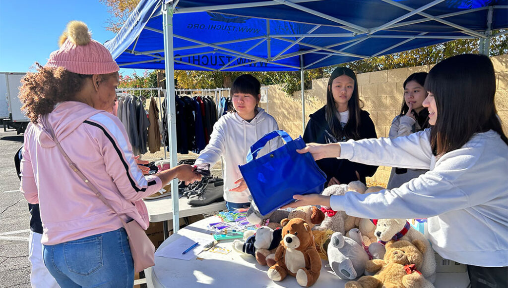Alumnas de secundaria de TSMC distribuyen ropa de invierno, zapatos, juguetes y kits de higiene bucal. Foto/Oficina Nacional de Tzu Chi