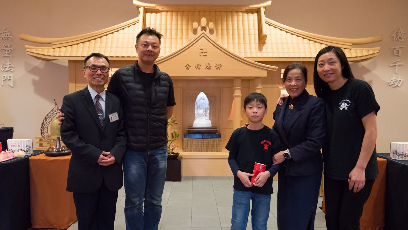 Mr. and Mrs. Chen Yuelong and their son participated in the afternoon blessing at the end of the year and participated in the charity sale with their own vegetarian sushi.